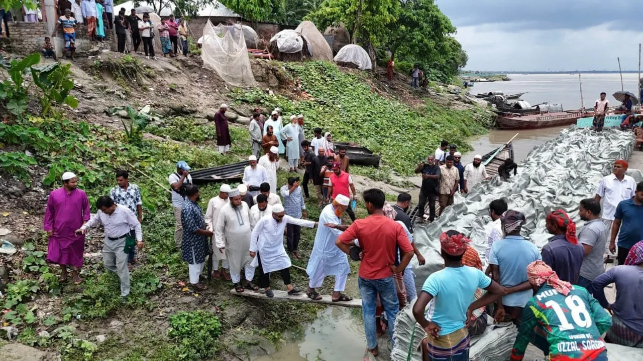 পদ্মা নদীর ভাঙনরোধে জিও ব্যাগ ফেলার কার্যক্রমের উদ্বোধন ও পরিদর্শন করলেন জামায়াত নেতা আব্দুল গফুর এমপি