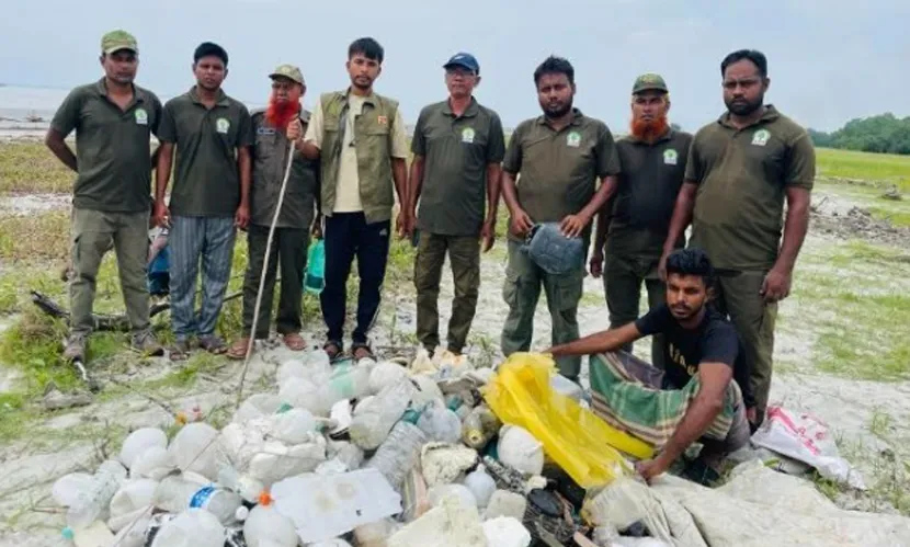 দুবলারচরে প্লাস্টিক ও পলিথিন বর্জ্য অপসারণে বনবিভাগের অভিযান