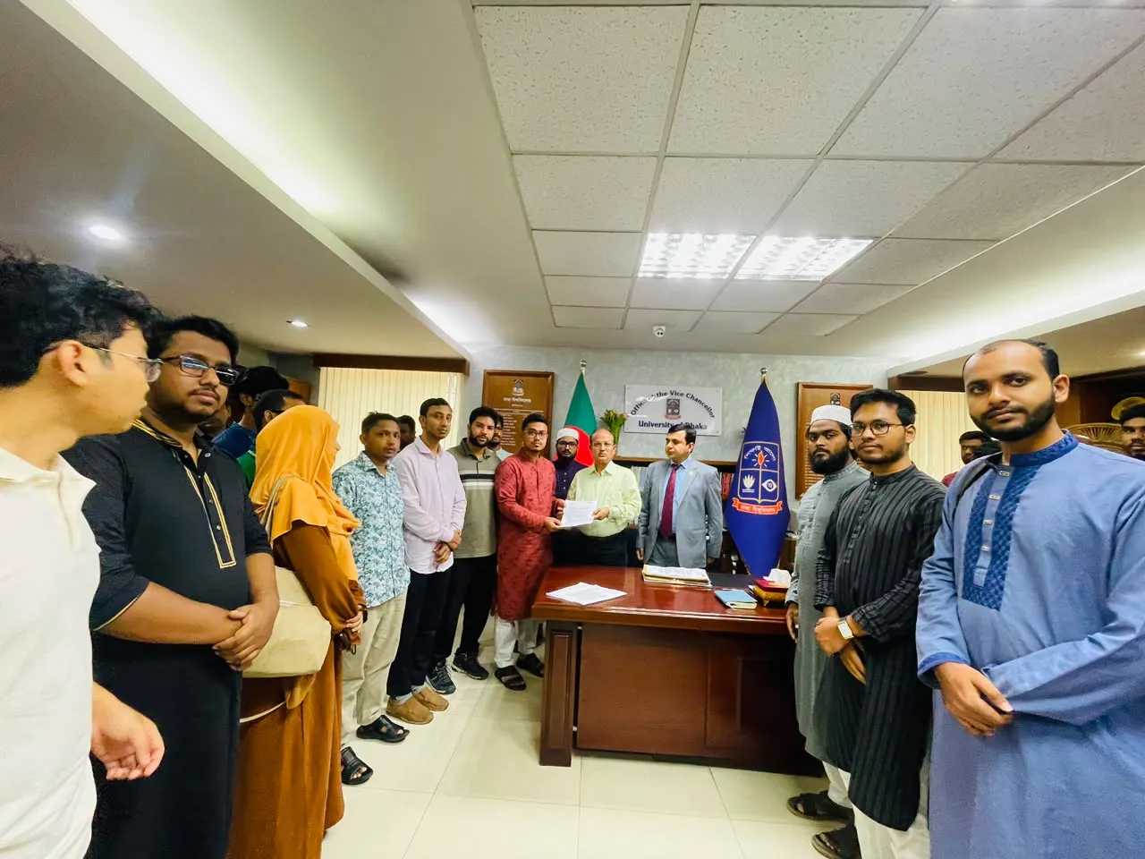 আবাসন সংকট নিরসন ও নিরাপদ ক্যাম্পাসের দাবিতে ঢাবি উপাচার্যকে ডাকসুর ৩ দফা