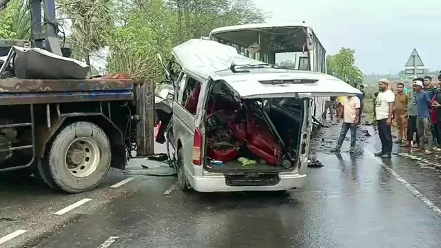 রামপালে বাস-মাইক্রোবাস সংঘর্ষ বর-কনেসহ নিহত ১৪