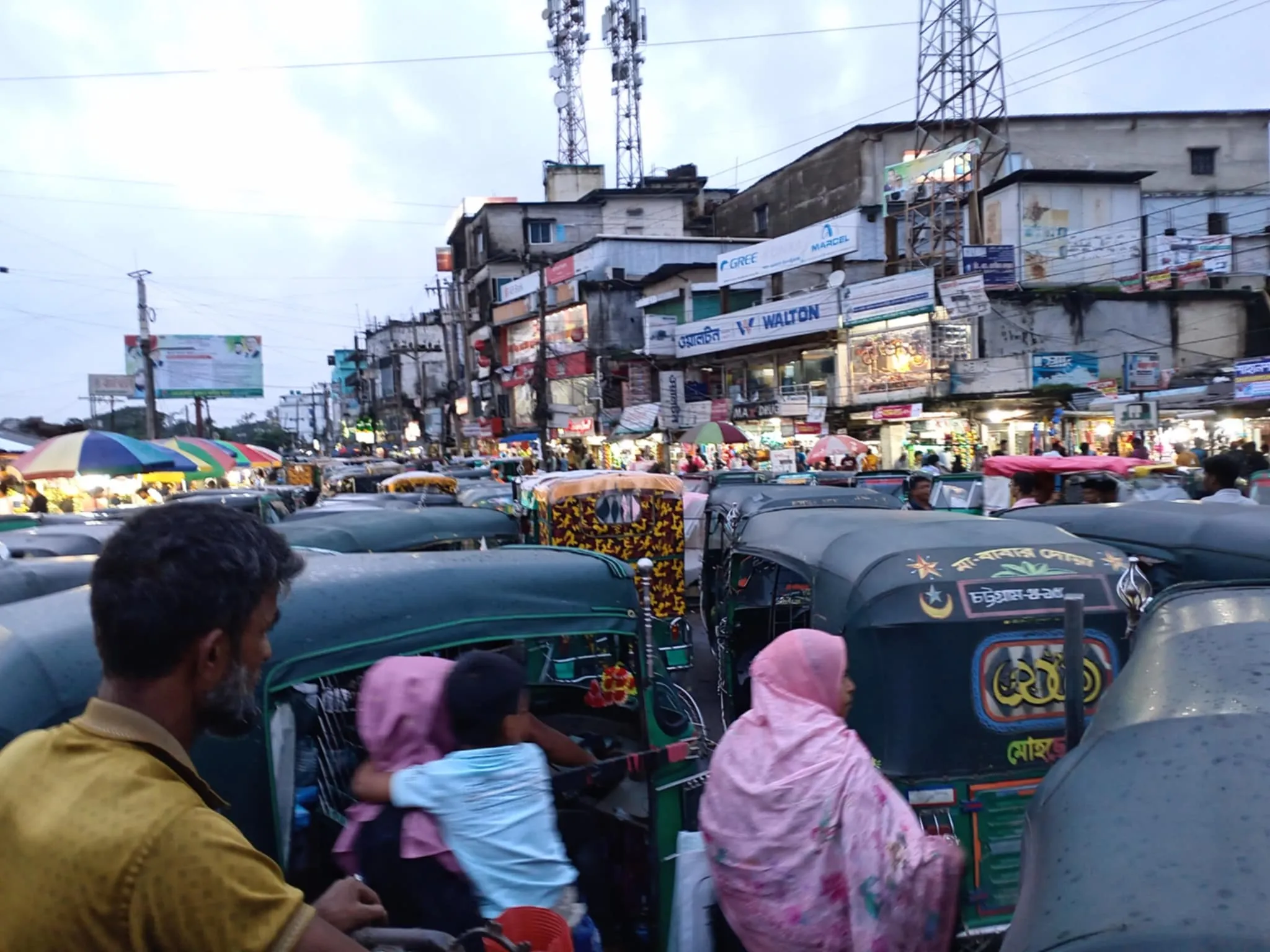 এলোমেলো পার্কিংয়ে নিত্যদিন যানজট
