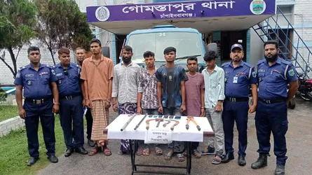 অস্ত্র ও পিকআপসহ গোমস্তাপুরে আন্তঃজেলা ডাকাত দলের ৬ সদস্য গ্রেপ্তার
