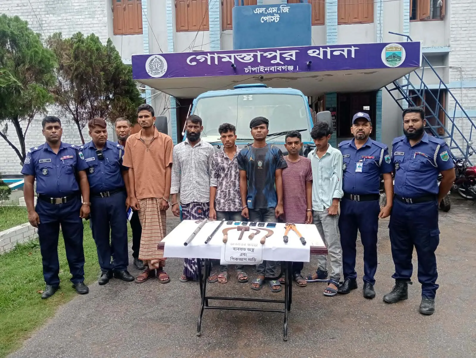 অস্ত্র ও পিকআপসহ গোমস্তাপুরে আন্তঃজেলা ডাকাত দলের ৬ সদস্য গ্রেপ্তার