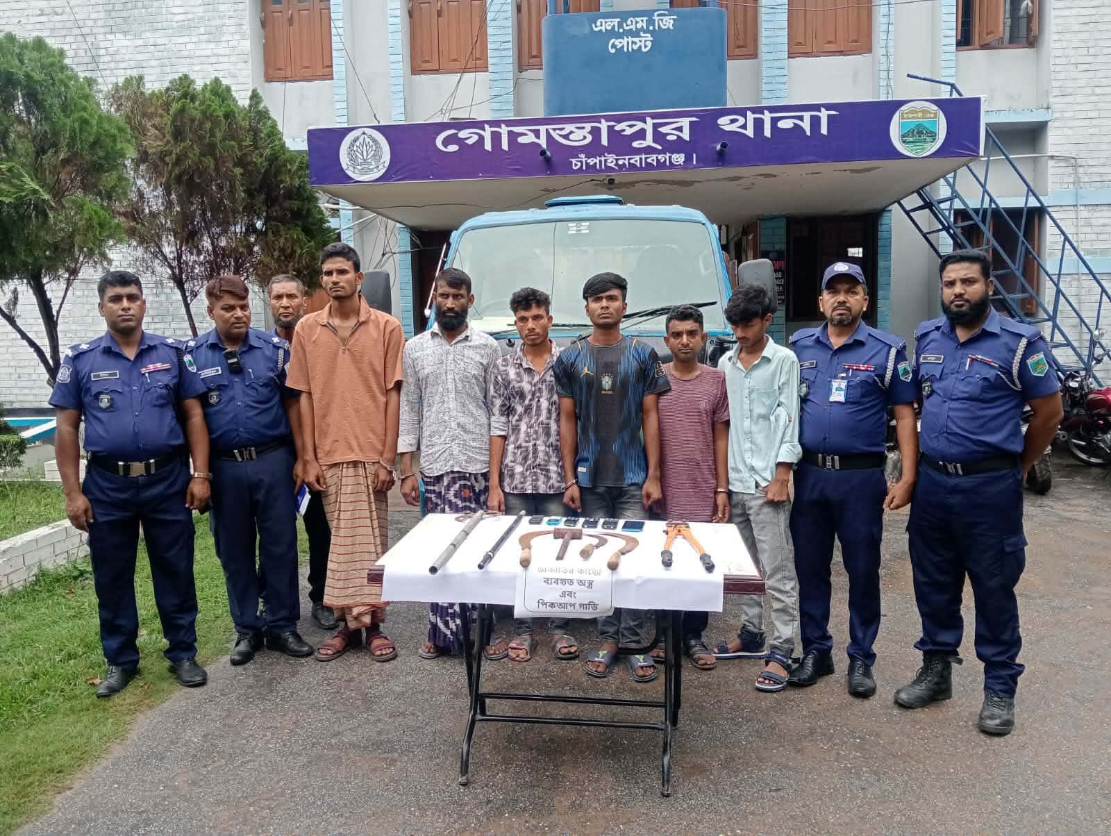 অস্ত্র ও পিকআপসহ অস্ত্র ও পিকআপসহ গোমস্তাপুরে আন্তঃজেলা ডাকাত দলের ৬ সদস্য গ্রেপ্তার