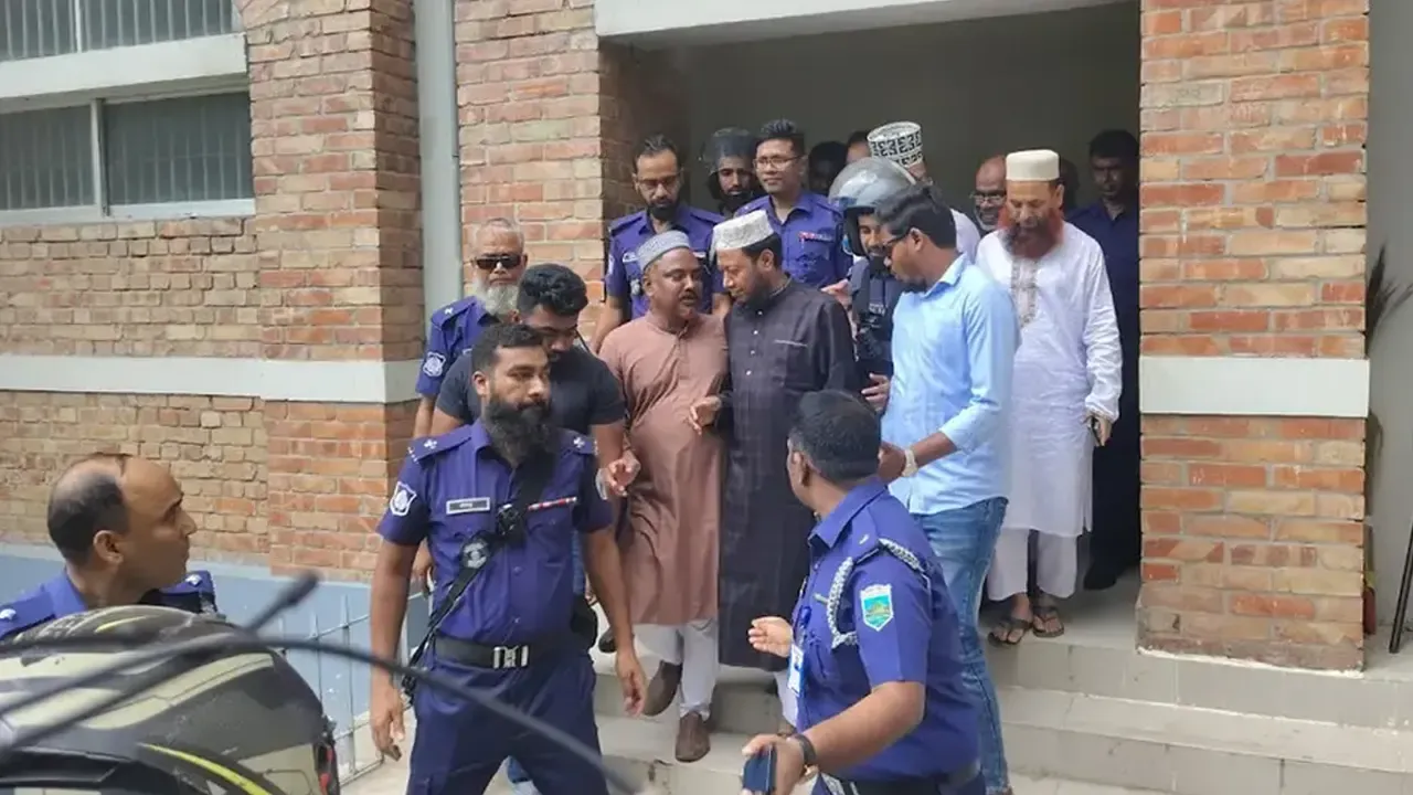 মানহানির মামলায় আত্মসমর্পণ করে স্থায়ী জামিন পেলেন আমির হামজা