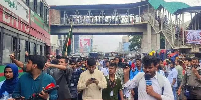 তিন দফা দাবিতে সচিবালয় অভিমুখে শিক্ষার্থীদের লংমার্চ