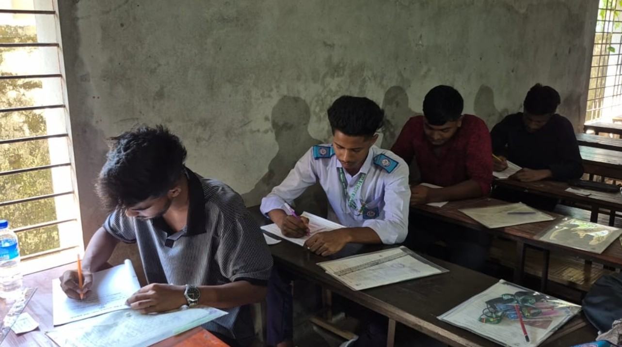 বগুড়ায় প্রতারণার শিকার ৬ শিক্ষার্থী পরীক্ষা দেওয়ার সুযোগ পেয়েছে