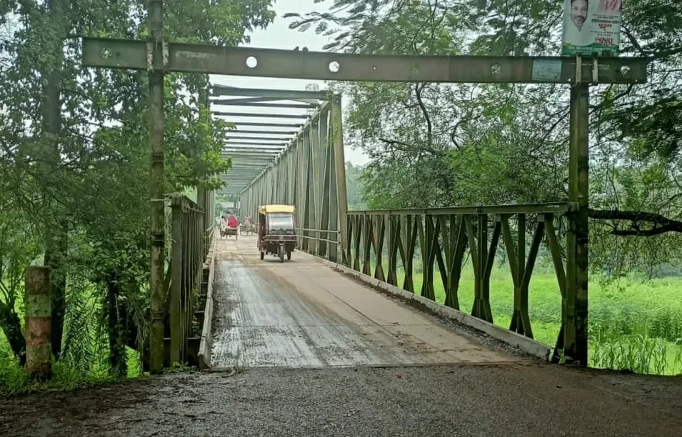 বাগাতিপাড়ায় ঝুঁকিপূর্ণ বেইলি ব্রীজ দিয়ে প্রতিনিয়ত পারাপার হচ্ছে অসংখ্য যানবাহন ও পথচারীরা