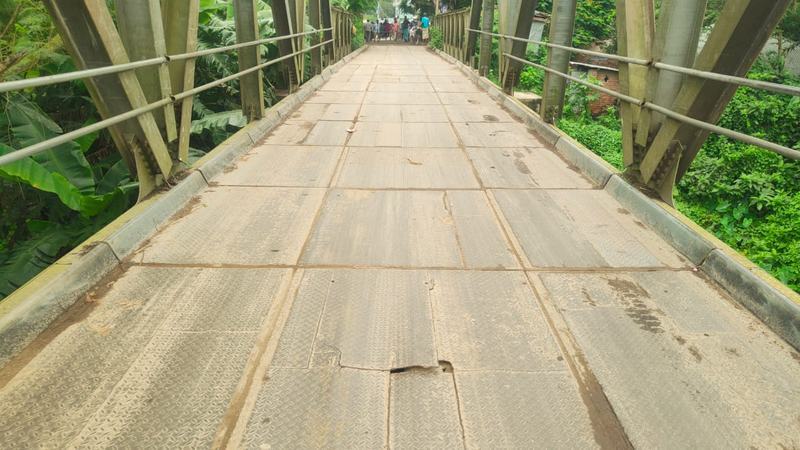 বাগাতিপাড়ায় ঝুকিপূর্ণ বেইলি ব্রীজ দিয়ে
