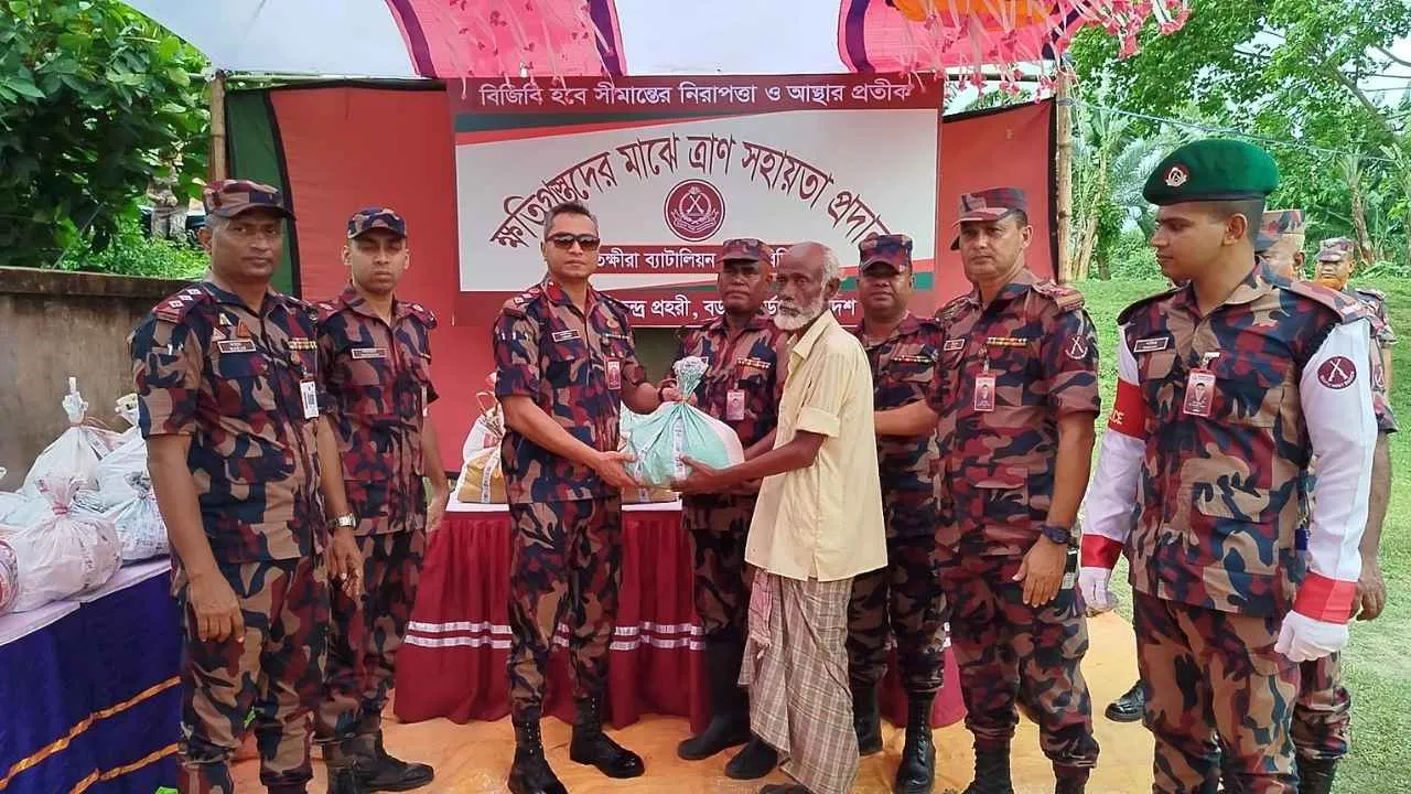সাতক্ষীরায় দুর্যোগে ক্ষতিগ্রস্তদের মাঝে বিজিবির ত্রাণ বিতরণ