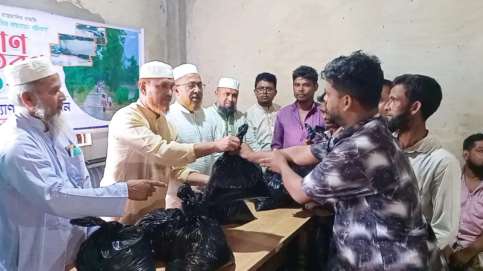 বন্যা দুর্গতদের মাঝে চকরিয়া উপজেলা শ্রমিক কল্যাণের ত্রাণ সামগ্রী বিতরণ
