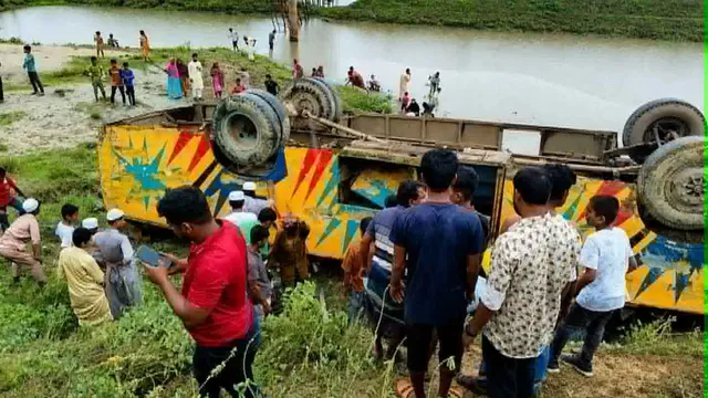 ব্রাহ্মণবাড়িয়ায় নিয়ন্ত্রণ হারিয়ে বাস খাদে, নিহত ৪