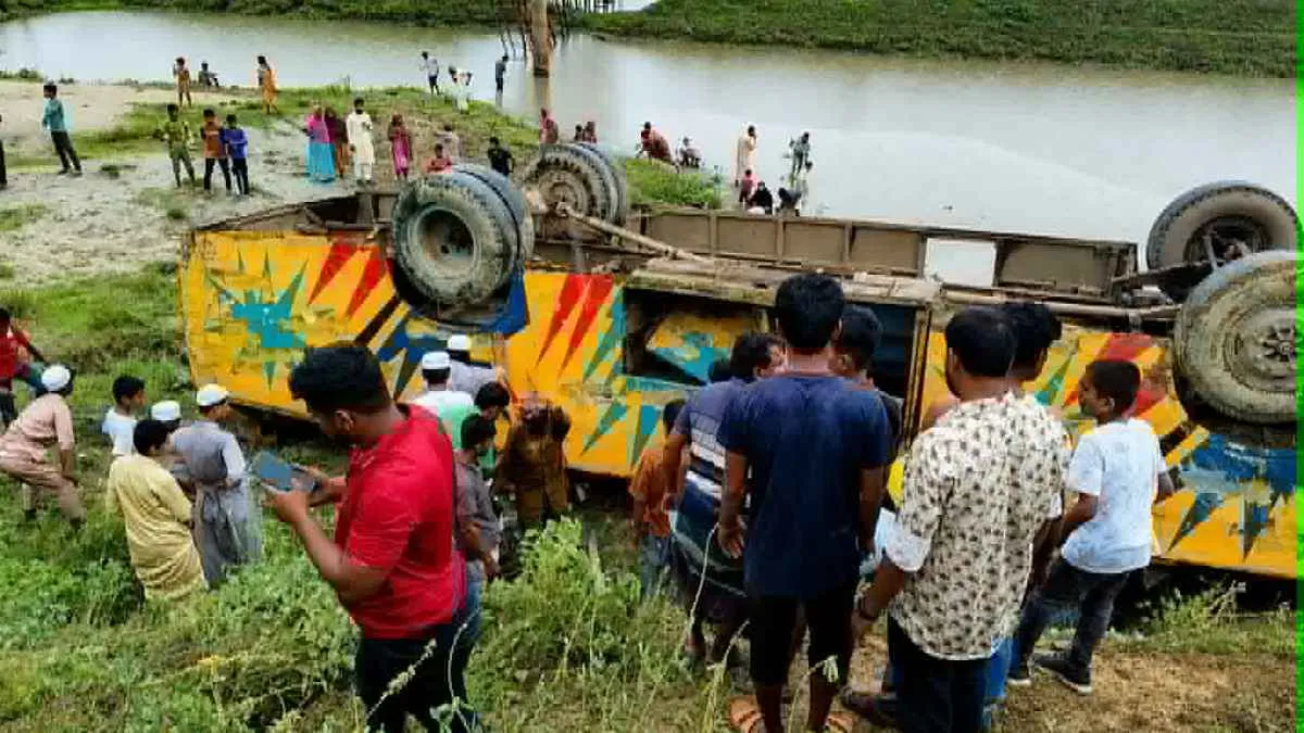 ব্রাহ্মণবাড়িয়ায় নিয়ন্ত্রণ হারিয়ে বাস খাদে, নিহত ৪