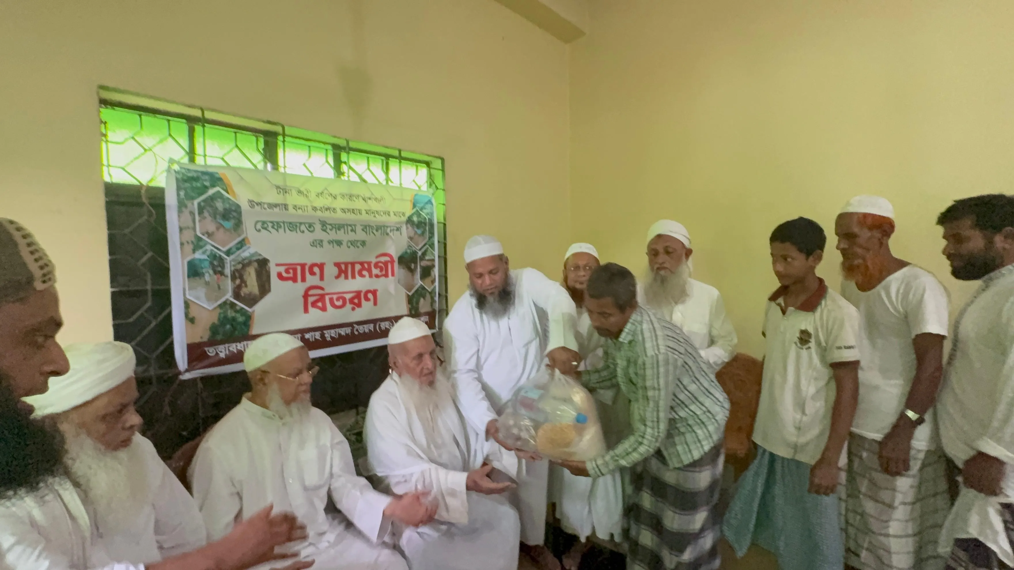 বাঁশখালীর বন্যা দুর্গতদের পাশে হেফাজতে ইসলাম