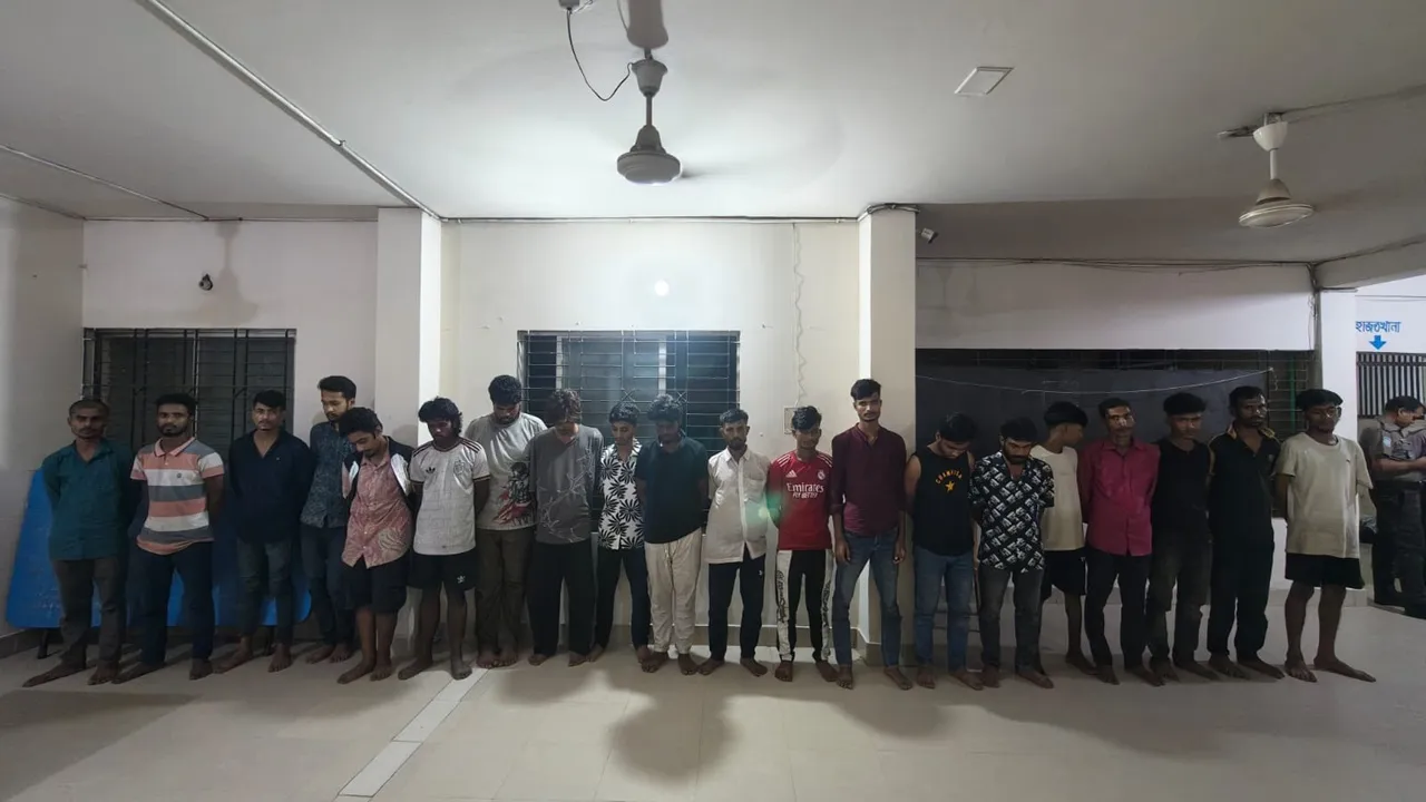 টঙ্গীর হাজী মাজার বস্তিতে সাঁড়াশি অভিযান, পরিস্থিতি নিয়ন্ত্রণে সাউন্ড গ্রেনেড বিস্ফোরণ