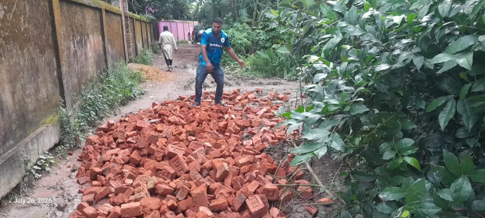 চৌদ্দগ্রামে স্বেচ্ছাশ্রমে সড়ক সংস্কার, নজর কাড়ছে ‘তারুণ্য’