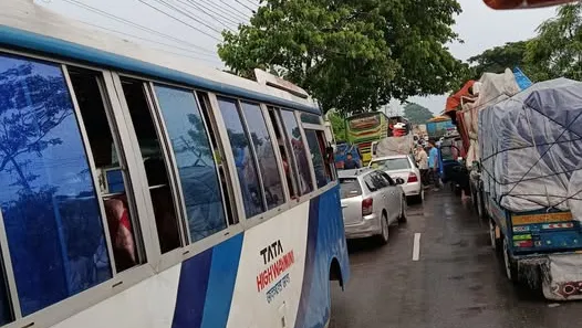 বেতন-বোনাসের দাবিতে গার্মেন্টস শ্রমিকদের ঢাকা-চট্টগ্রাম মহাসড়ক অবরোধ