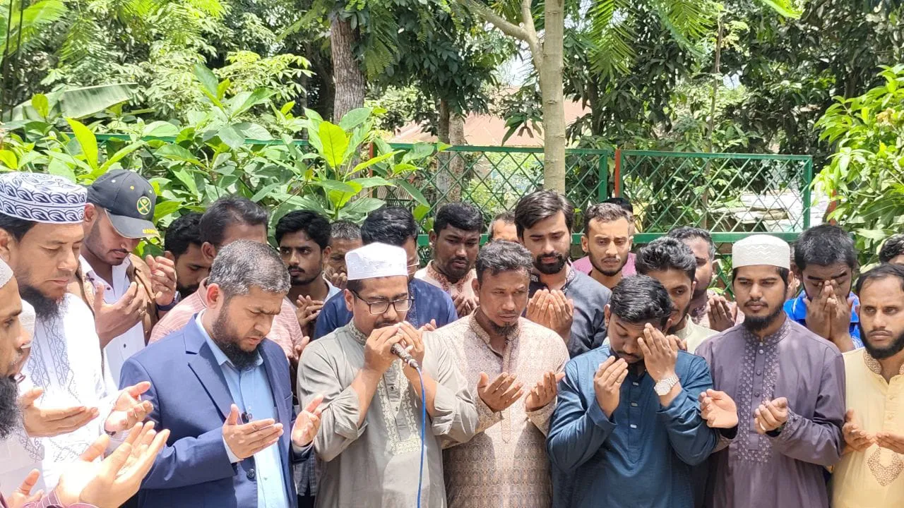 শহীদ আবু সাঈদের কবর জিয়ারত ও পরিবারের সদস্যদের সাথে ছাত্রশিবির সভাপতির সাক্ষাৎ