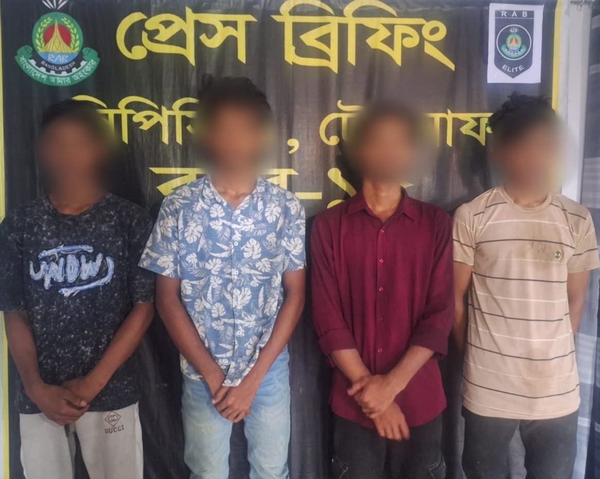 চার তরুণ