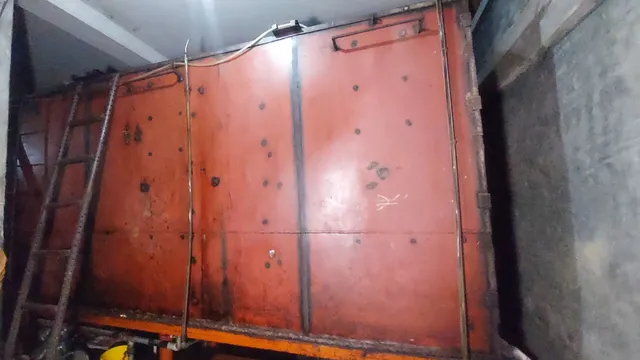 আবাসিক ভবনে বিপুল পরিমাণে তেল মজুত