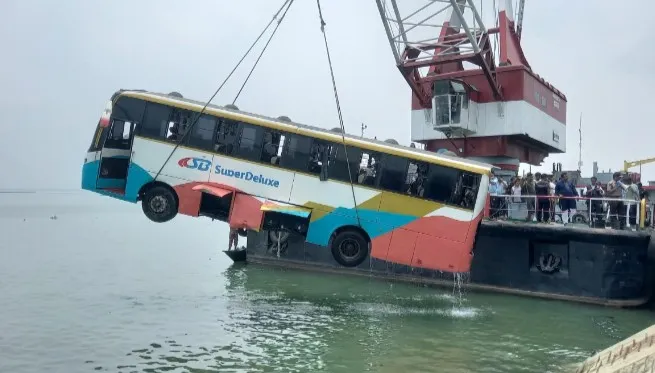 দৌলতদিয়ায় পল্টুন থেকে নদীতে পড়ে যাওয়া যাত্রীবাহী বাস উদ্ধার
