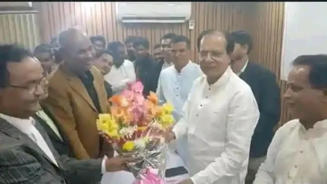 রাতের আঁধারে দূর্যোগ ব্যবস্থাপনা ও ত্রাণ মন্ত্রীকে আ.লীগের ২ নেতার ফুলেল শুভেচ্ছা