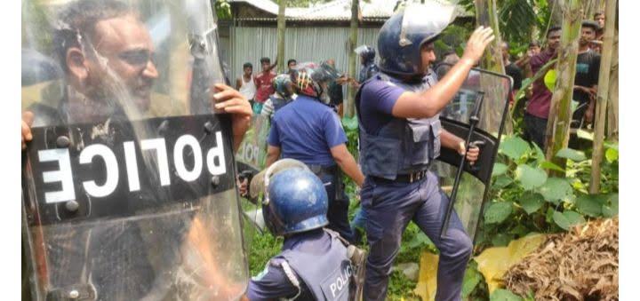 ডিসি-এসপির গাড়ি ভাঙচুর