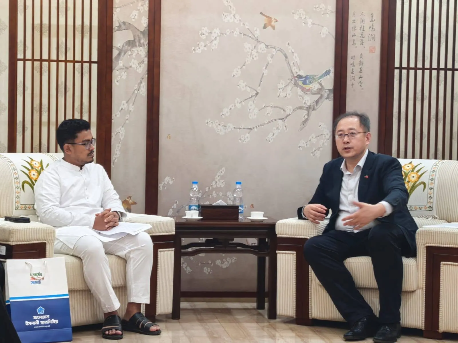 ডাকসু প্রতিনিধিদলের চীন সফরের পর চীনা দূতাবাস প্রতিনিধিদের সাথে বৈঠক