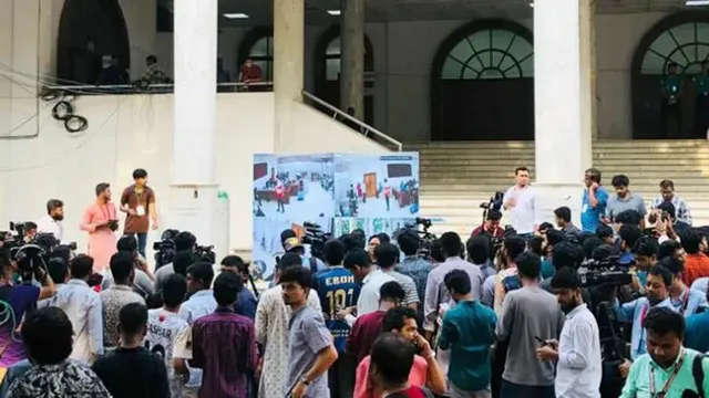 এলইডি স্ক্রিনের সামনে উৎসুক শিক্ষার্থী ও প্রার্থীদের ভিড়