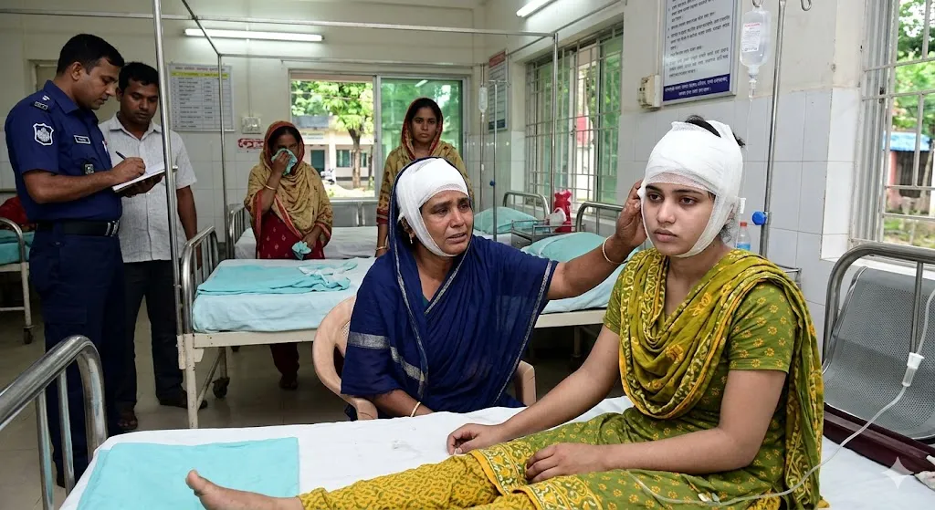 যৌতুকের টাকা না পেয়ে মুন্সীগঞ্জে গৃহবধূ ও মাকে কুপিয়ে জখম