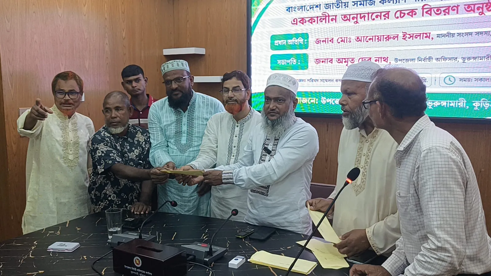 ভূরুঙ্গামারীতে অসহায়দের মাঝে ৩ লাখ টাকার চেক বিতরণ করলেন এমপি আনোয়ারুল