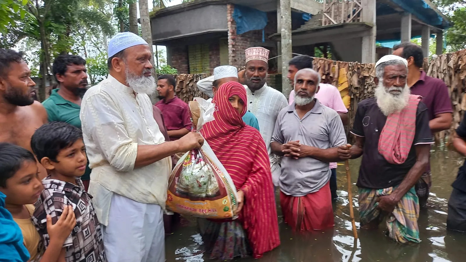 যশোরের অভয়নগরে পানিবন্দীদের সহায়তায় এমপি গোলাম রসুল