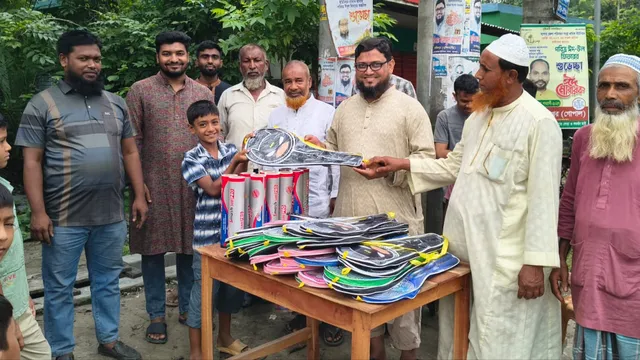 মুন্সি নাজমুলের উদ্যোগে শিশুদের মাঝে খেলাধুলার সামগ্রী বিতরণ