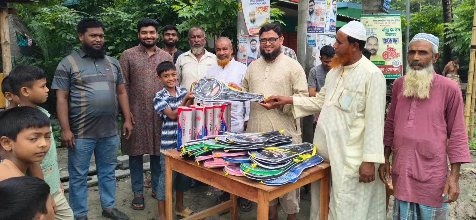 মুন্সি নাজমুলের উদ্যোগে শিশুদের মাঝে খেলাধুলার সামগ্রী বিতরণ