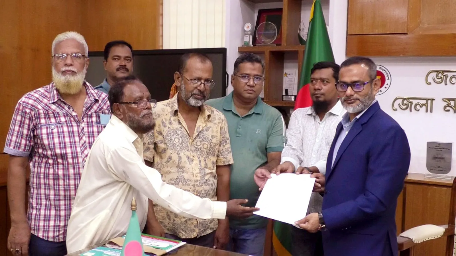 যশোরে জোরপূর্বক বৈদ্যুতিক সঞ্চালন লাইন স্থাপনের বিরুদ্ধে স্মারকলিপি প্রদান
