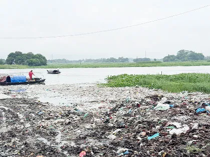 দাউদকান্দিতে পৌরসভার বর্জ্যে দূষণ ও ভরাট হচ্ছে গোমতি নদী