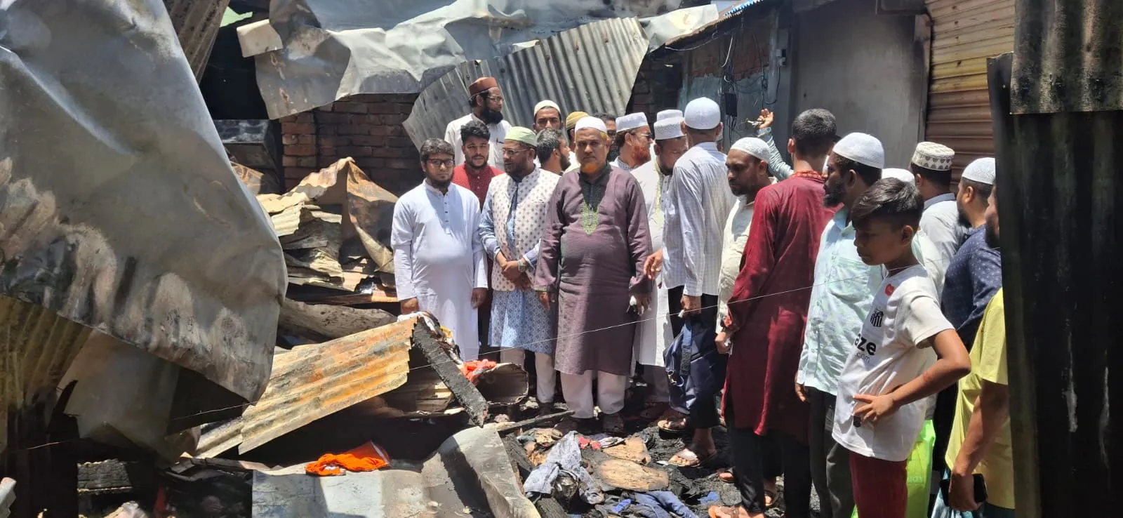 আগুনে ক্ষতিগ্রস্ত দোকান পরিদর্শনে জামায়াত প্রার্থী আতাউর