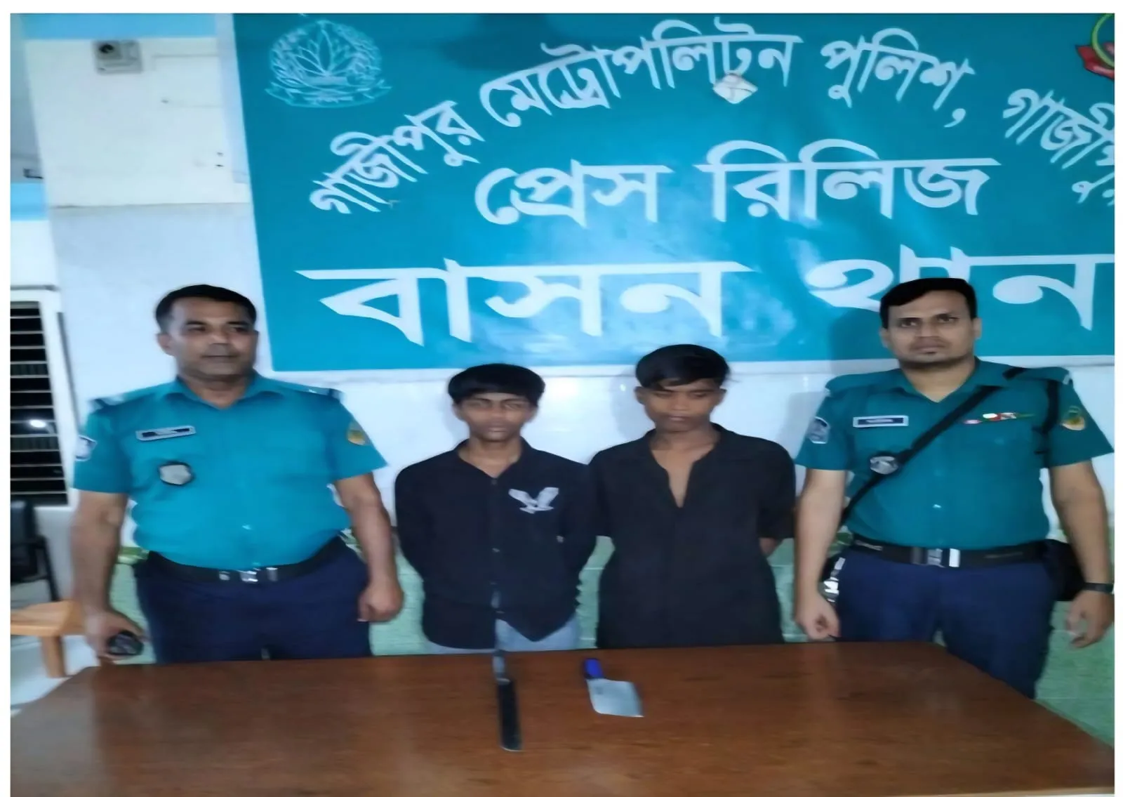 গাজীপুরে দেশীয় অস্ত্রসহ দুই যুবক গ্রেফতার