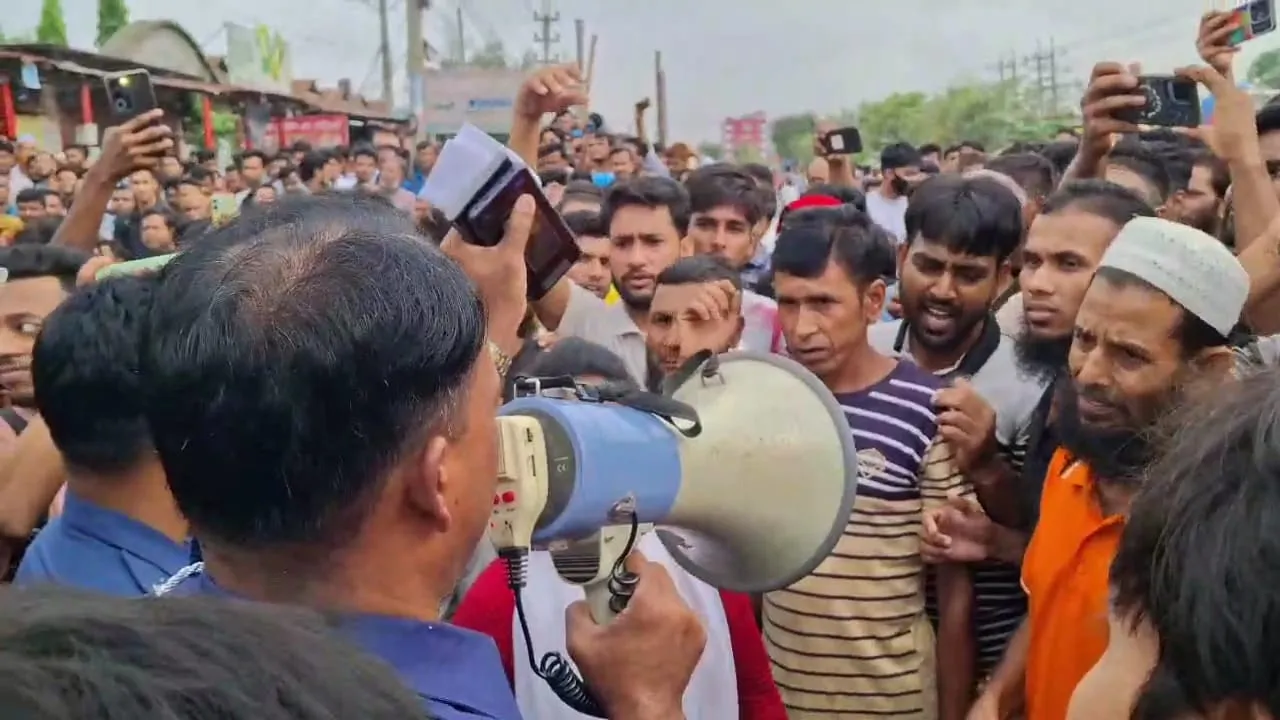 গাজীপুরে শ্রমিক বিক্ষোভ, পুলিশের সাথে সংঘর্ষে আহত অন্তত ১০ জন