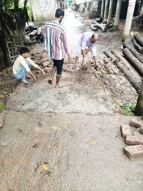 ইন্দুরকানীতে শ্রমিক কল্যাণ ফেডারেশনের উদ্যোগে রাস্তা সংস্কার