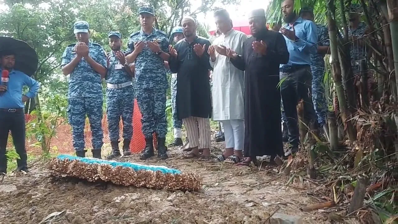 মাইলস্টোনে নিহত শিক্ষার্থী ও অভিভাবকের কবরে বিমান বাহিনীর শ্রদ্ধা