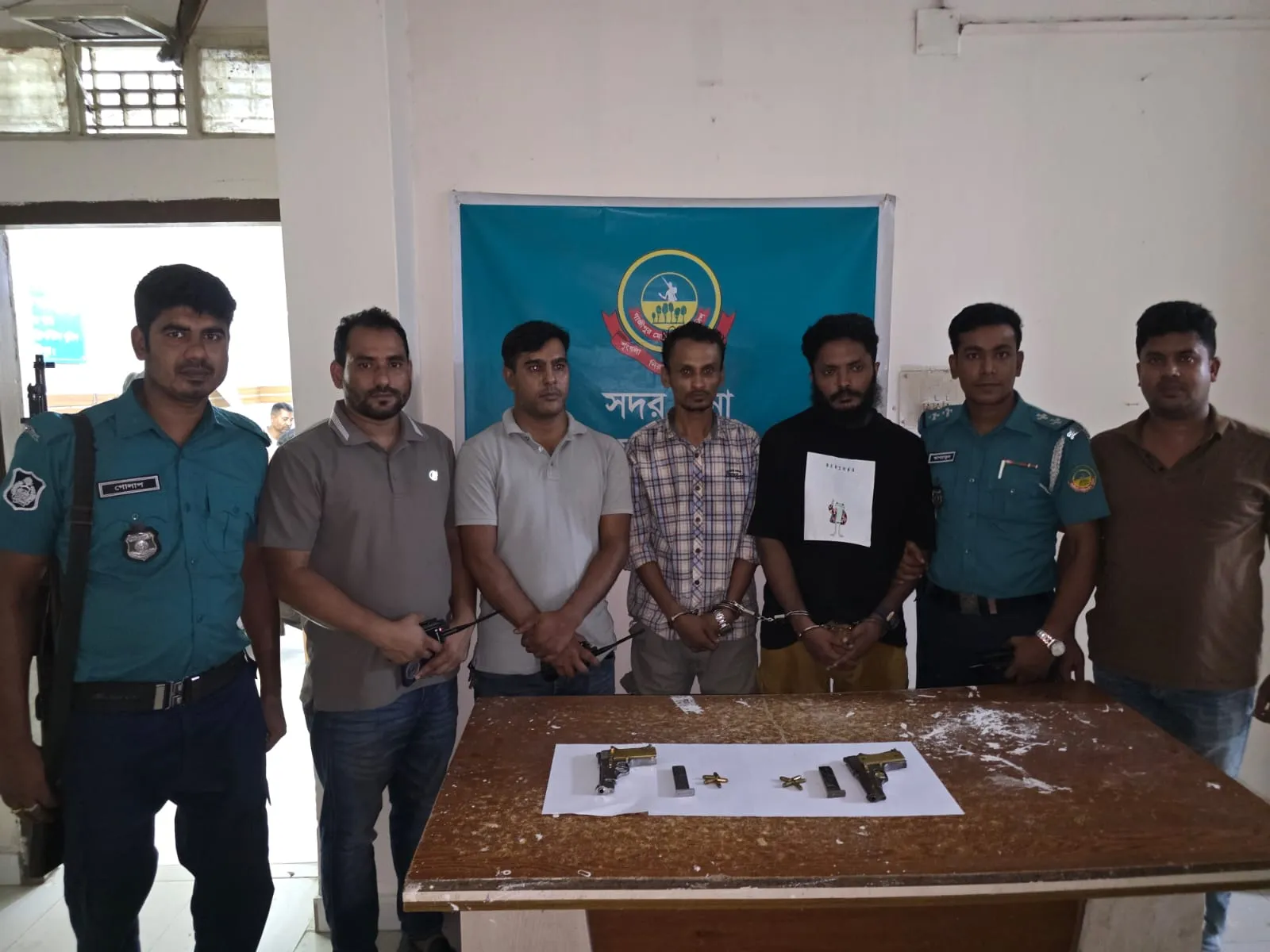গাজীপুরে দুই বিদেশি পিস্তল-গুলিসহ অস্ত্রধারী আটক