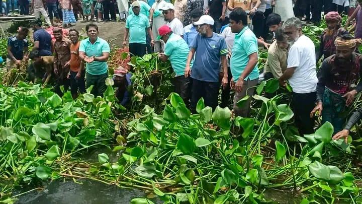 গজারিয়ায় খালের কচুরিপানা পরিষ্কার করলেন এমপি রতন