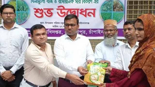 গোমস্তাপুরে কৃষকদের মাঝে বিনামূল্যে বীজ ও সার বিতরণ