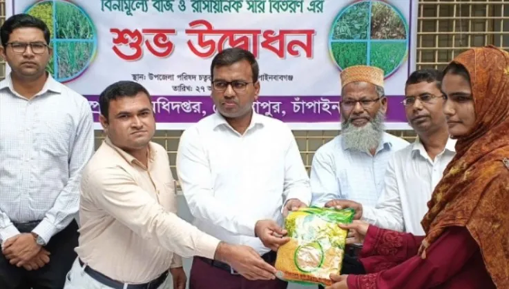 গোমস্তাপুরে কৃষকদের মাঝে বিনামূল্যে বীজ ও সার বিতরণ