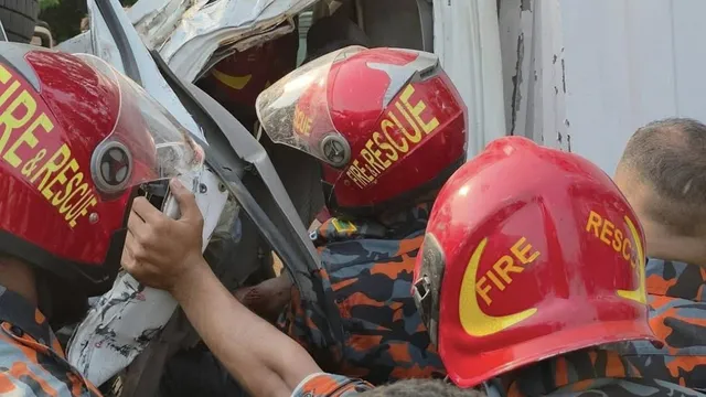 গোপালগঞ্জের মুকসুদপুরে ট্রাক-পিকআপ সংঘর্ষ, হেলপার নিহত