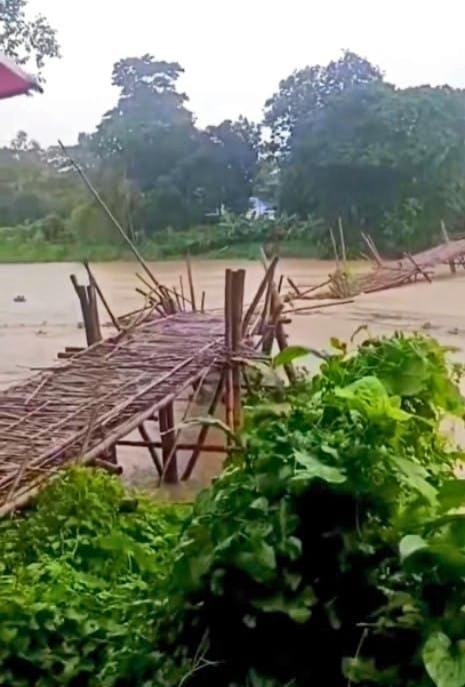 হালদায় বাঁশের সাঁকো ভেঙে