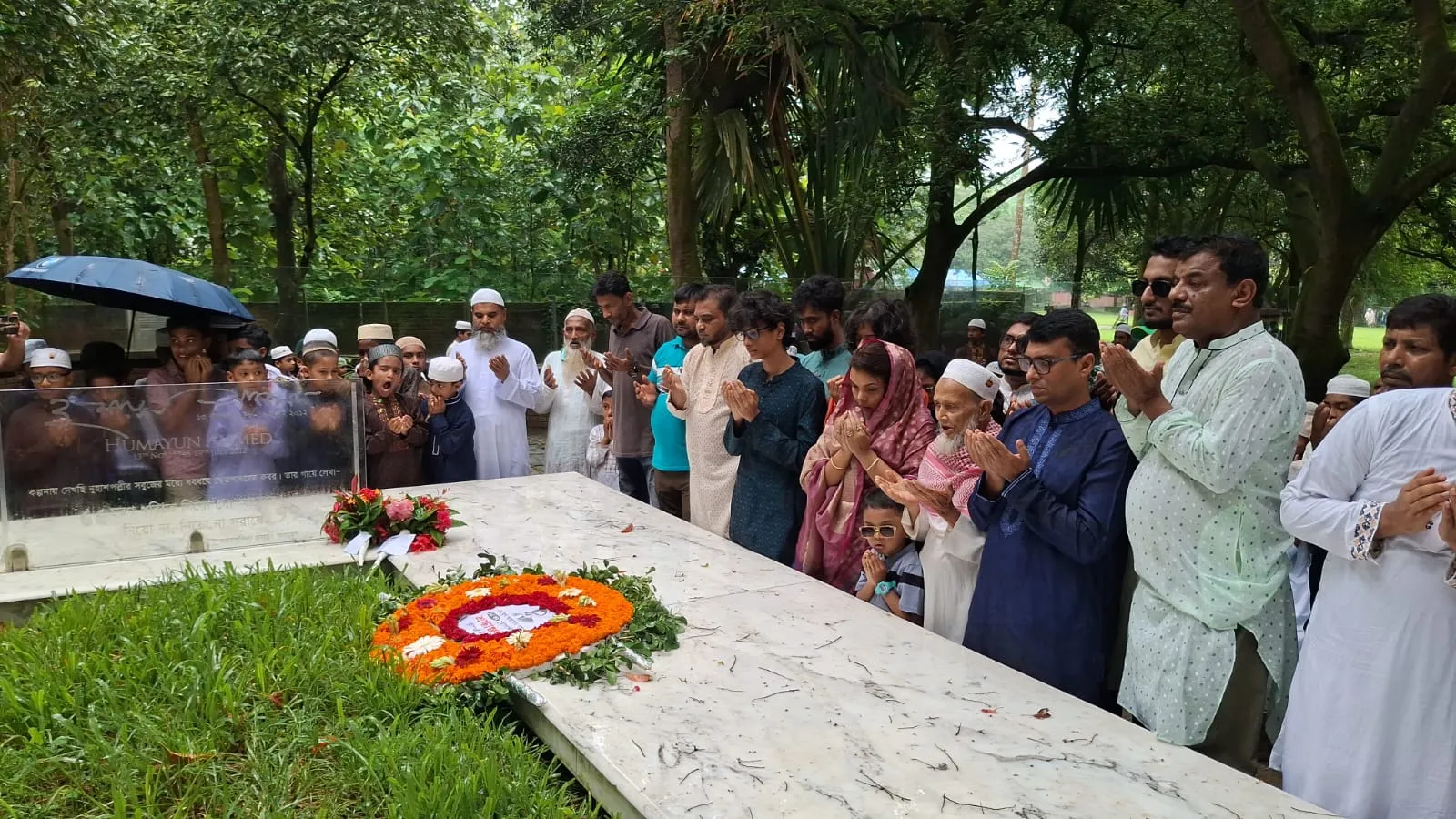 নুহাশপল্লীতে ভক্তদের আবেগঘন মিলনমেলা: হুমায়ূন আহমেদের ১৪তম মৃত্যুবার্ষিকী পালিত