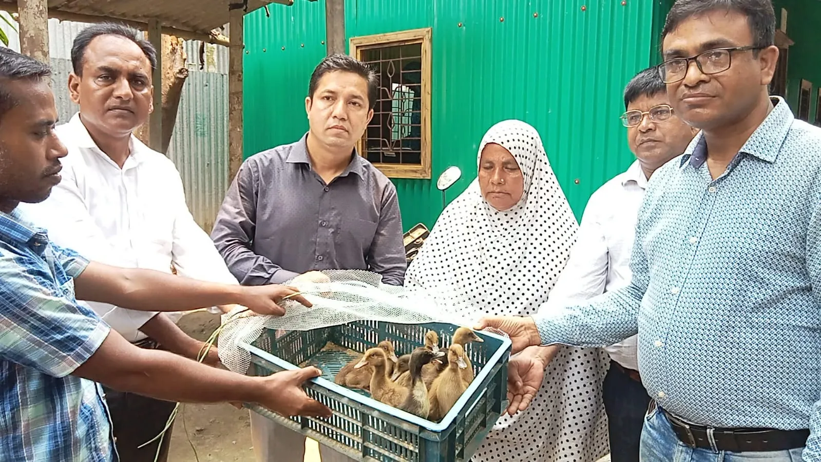 নাগরপুরে দুস্থদের মাঝে হাঁস বিতরণ