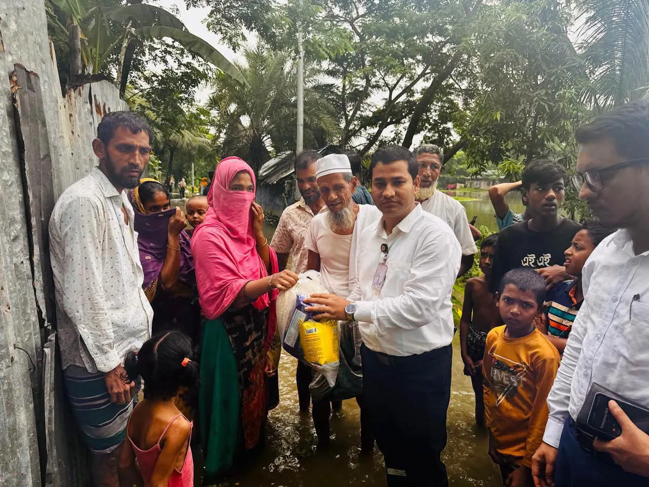 টানা বৃষ্টি ও জোয়ারের পানিতে ভাসছে হাতিয়া, ক্ষতিগ্রস্ত ৫ হাজার পরিবারকে সহায়তা